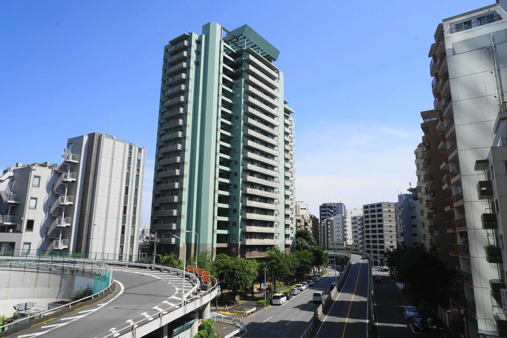 東京都目黒区青葉台にあるマンション外観と入口付近